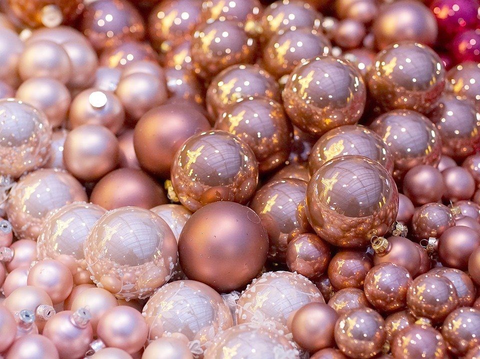 https://astroluna.rs/wp-content/uploads/2019/12/christmas-balls-2995437_1280-960x718.jpg